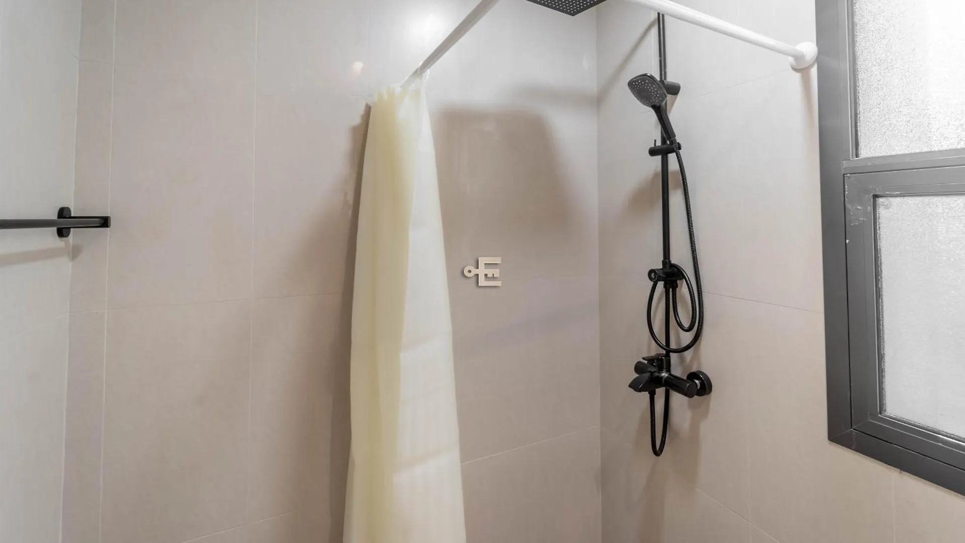 Everluxe 2-Bed Apt In Al Karama With Terrace Apartment Dubai 0*,  United Arab Emirates